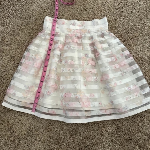 Liz Lisa Pink and white mini skirt with a floral pattern
size XS/Small - Picture 11 of 12
